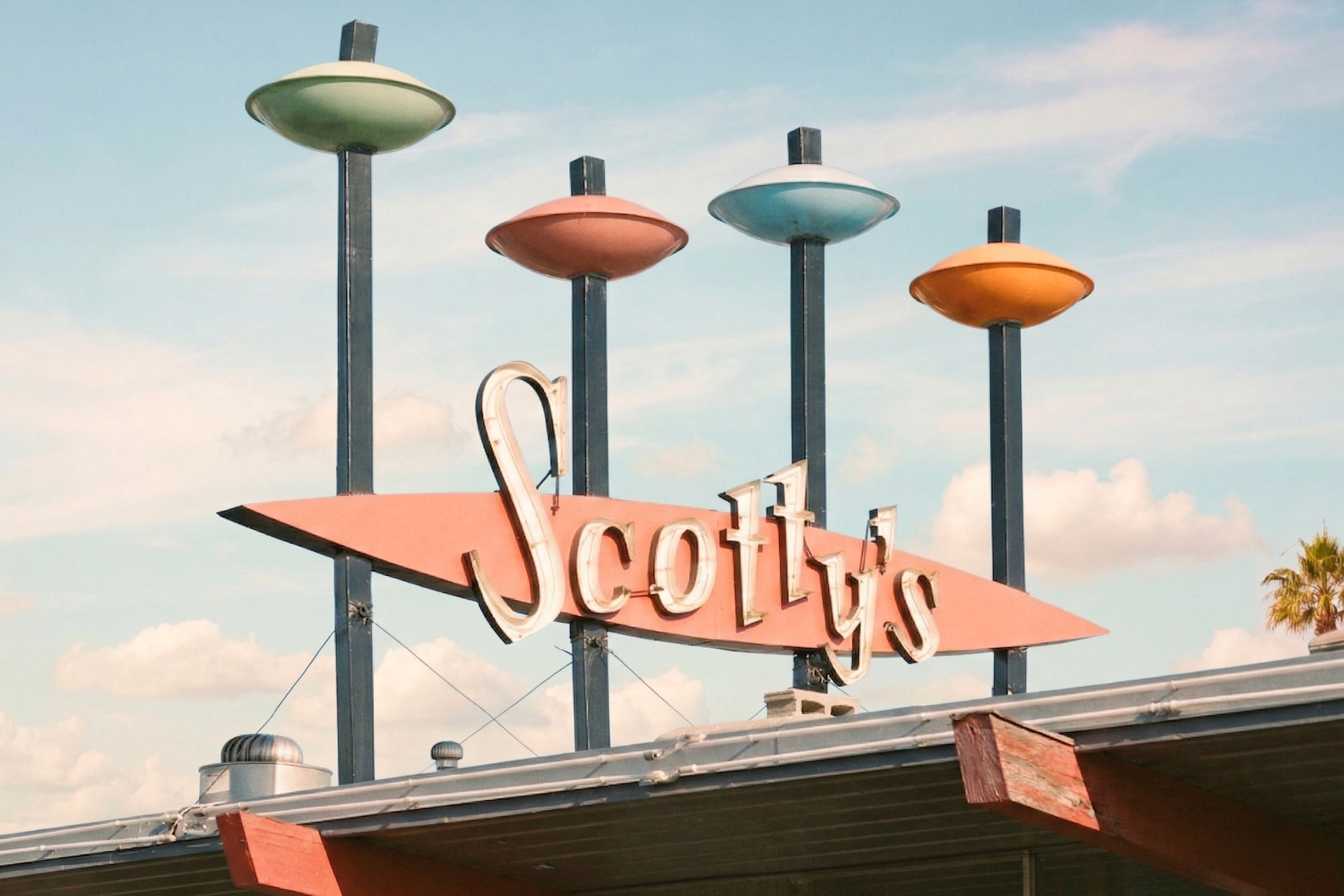 Decorative saucers atop a Googie sign