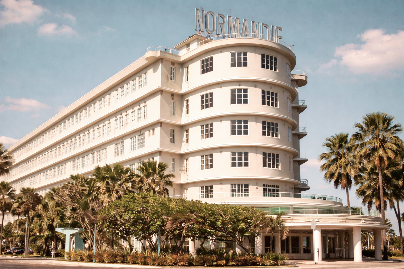Bowed projections A Streamline Moderne hotel with a prominent bow at its entrance