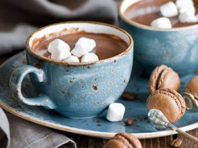 Hot chocolate in blue mugs with marshmallows