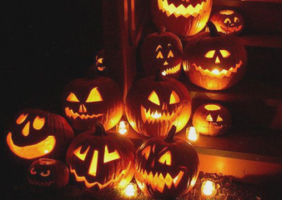 Jack-o'-lanterns on a step